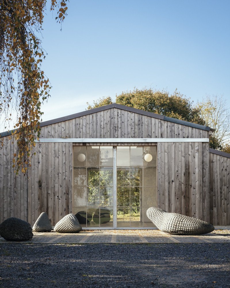 Stodola proměněná v sochařský ateliér od architekta Thomase Randall-Page