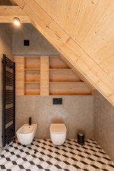 Ale vytvářelo se z něj i nové vybavení. (Rodinný dům v Dehtárech, SP-AM)