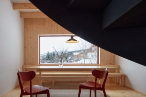 V červené chaloupce si k snídani kromě cereálií s mlékem vychutnáte i výhled na Sněžku. (Chata Bučina v Malé Úpě, studio ADR)