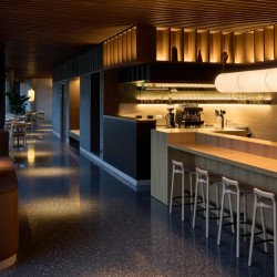 V interiéru dominuje tmavé dřevo. (Restaurace Hansik v Praze; Neuhäusl Hunal)