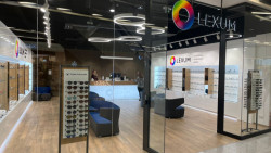 Architekt Igor Maťha navrhl moderní výstavní systém, který kombinuje sklo, dřevo a LED osvětlení. (Optika CORNEA LEXUM v Mladé Boleslavi)