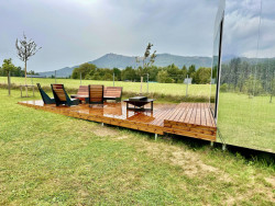 Pergoly a terasy na zemních vrutech (Zrcadlový domu Čeladná; Kamil Mrva)