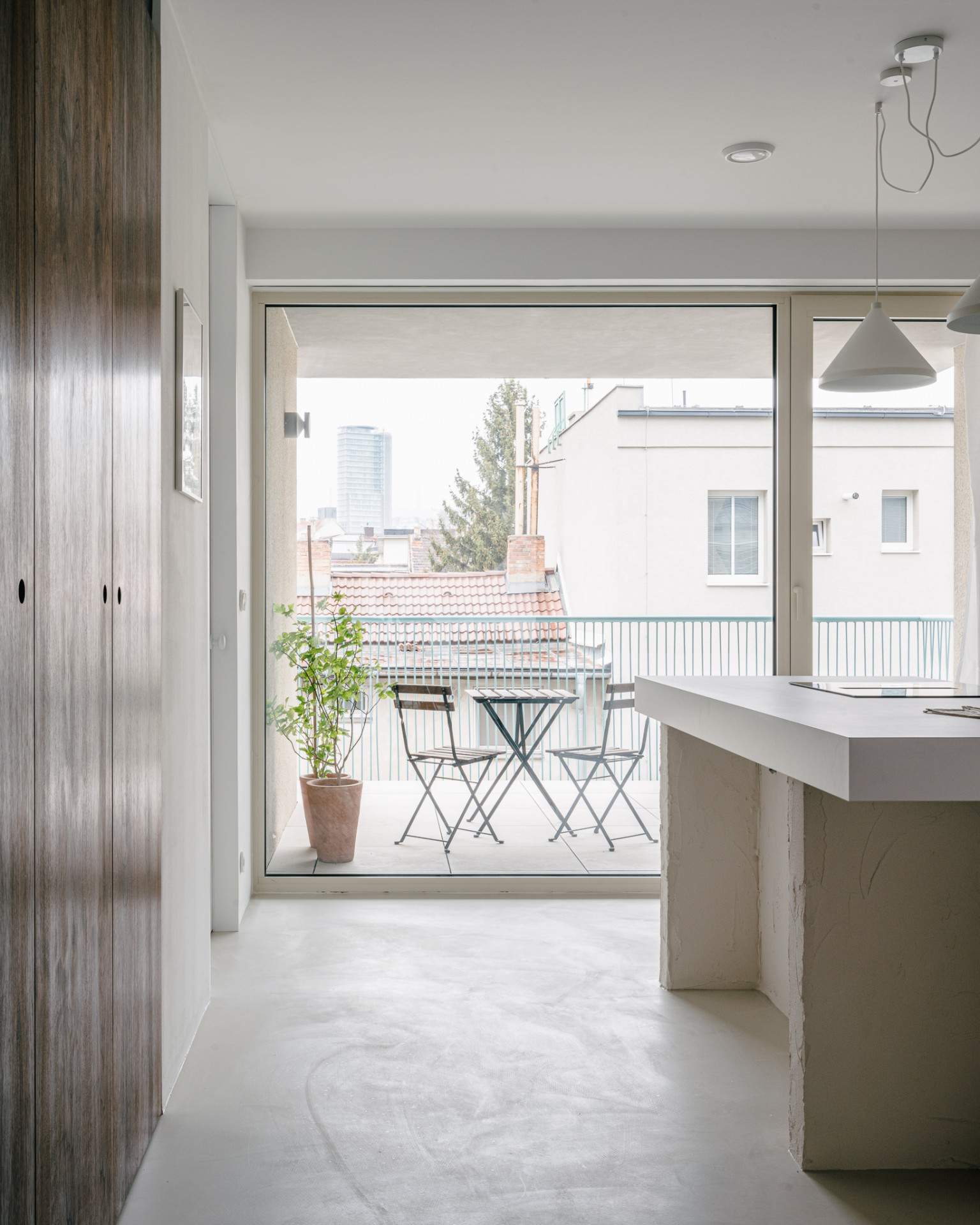 Jaromír Krobot navrhl interiér bytu, ve kterém dominují přiznané pálené cihly, beton a hrubé omítky