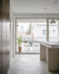 Jaromír Krobot navrhl interiér bytu, ve kterém dominují přiznané pálené cihly, beton a hrubé omítky