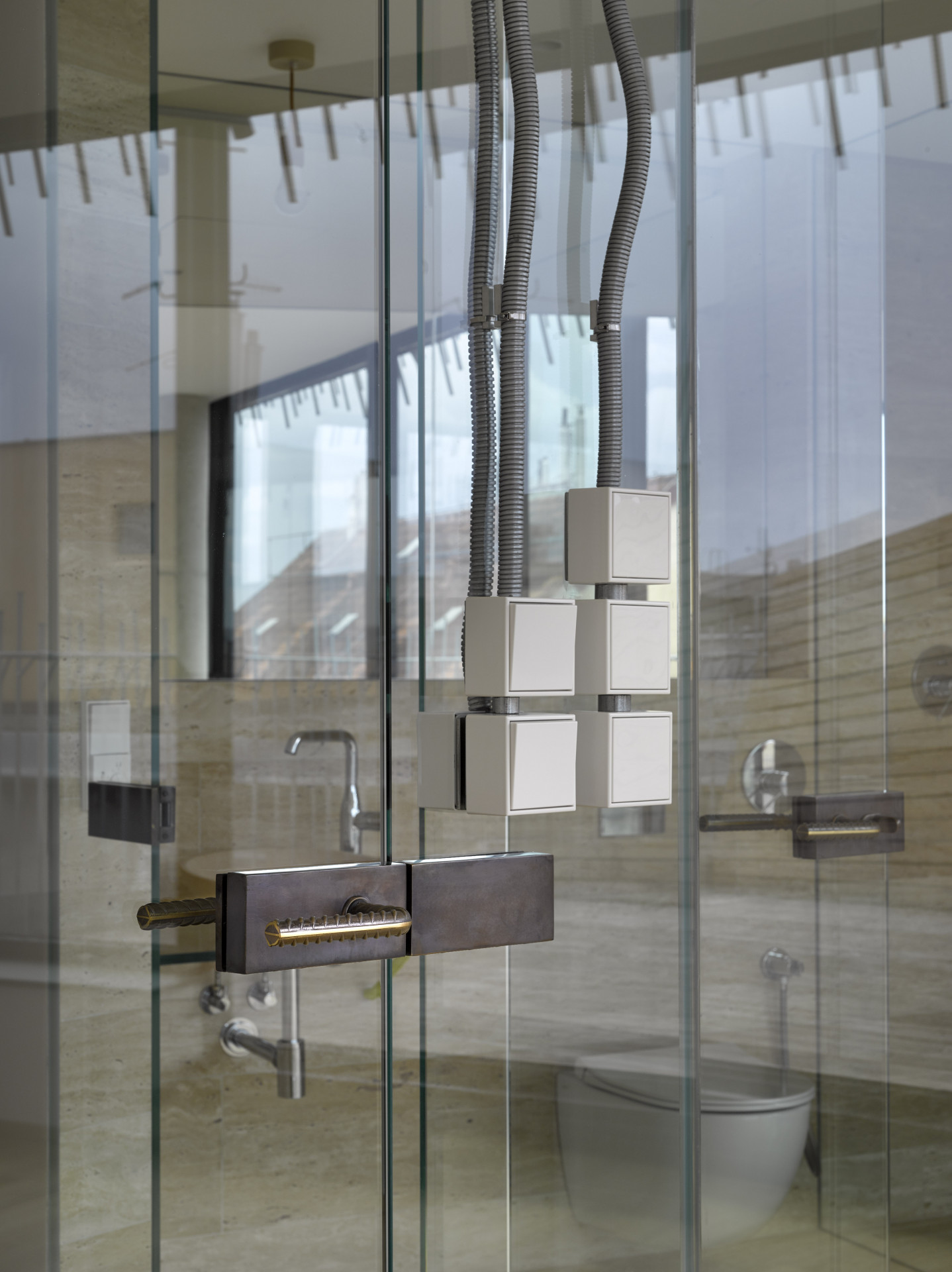 Komunardů XXXV, FIALA+NEMEC/ Stanislav Fiala - detail dveřního kování Rocksor (M&T)