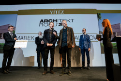 Marek a Štěpán Chalupovi přebírají cenu Architekt roku.