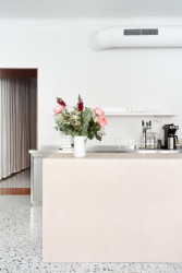 Tmavší odstíny v interiéru doplňuje barový ostrůvek z růžového betonu. (Mezi Srnky, Markéta Bromová Architekti)