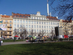 Zdeněk Lukeš, náměstí Jiřího z Poděbrad,  škola navržená Stavebním úřadem – foto