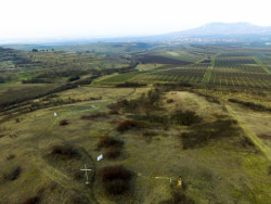 Kaple Cestou se jmenuje příhodně, vápencové bloky nás provází podél pěšiny na vrchol ke kříži. Foto: Jan Foretník a Vojtěch Kolář