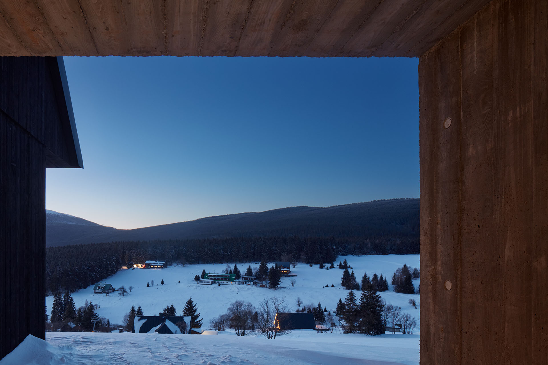 Do objektu se vstupuje skrze betonový přístavek. (Chalupa Milada, studio ADR)