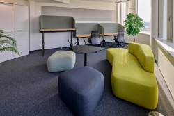 Pracovní stoly furniloop jsou výškově nastavitelné a pomáhají tak ke zdravějšímu způsobu práce.