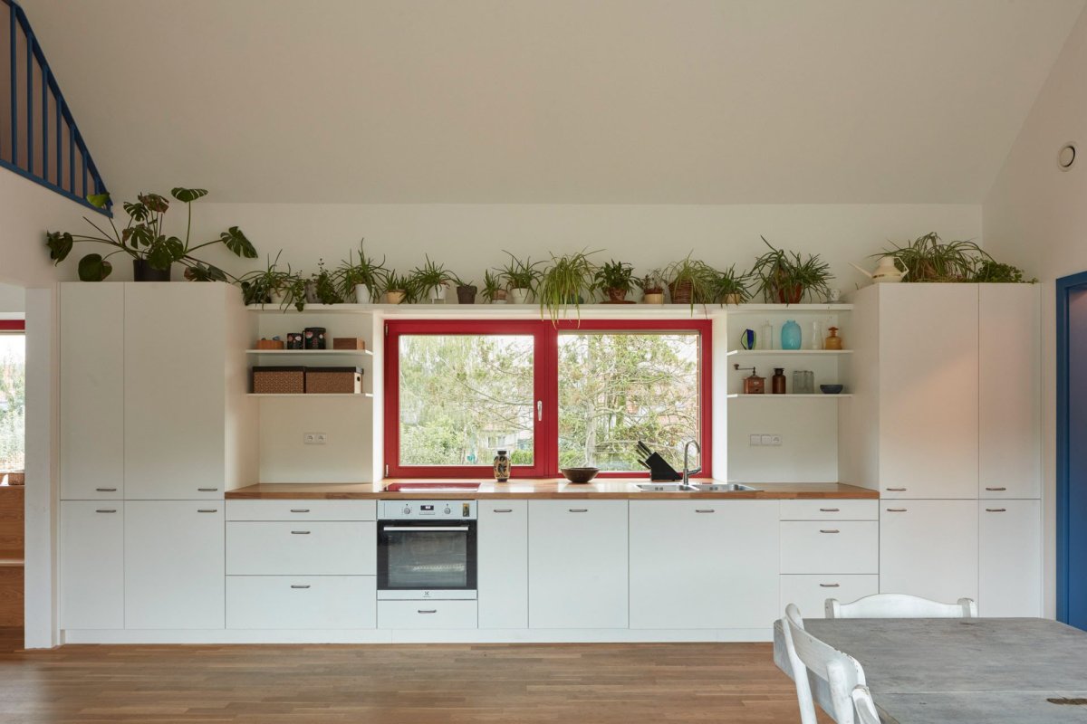 Charakteristická je také barva rámů oken- architekti zvolili červenou a modrou. (Rodinný dům v Řevnicích, 0,5 studio)