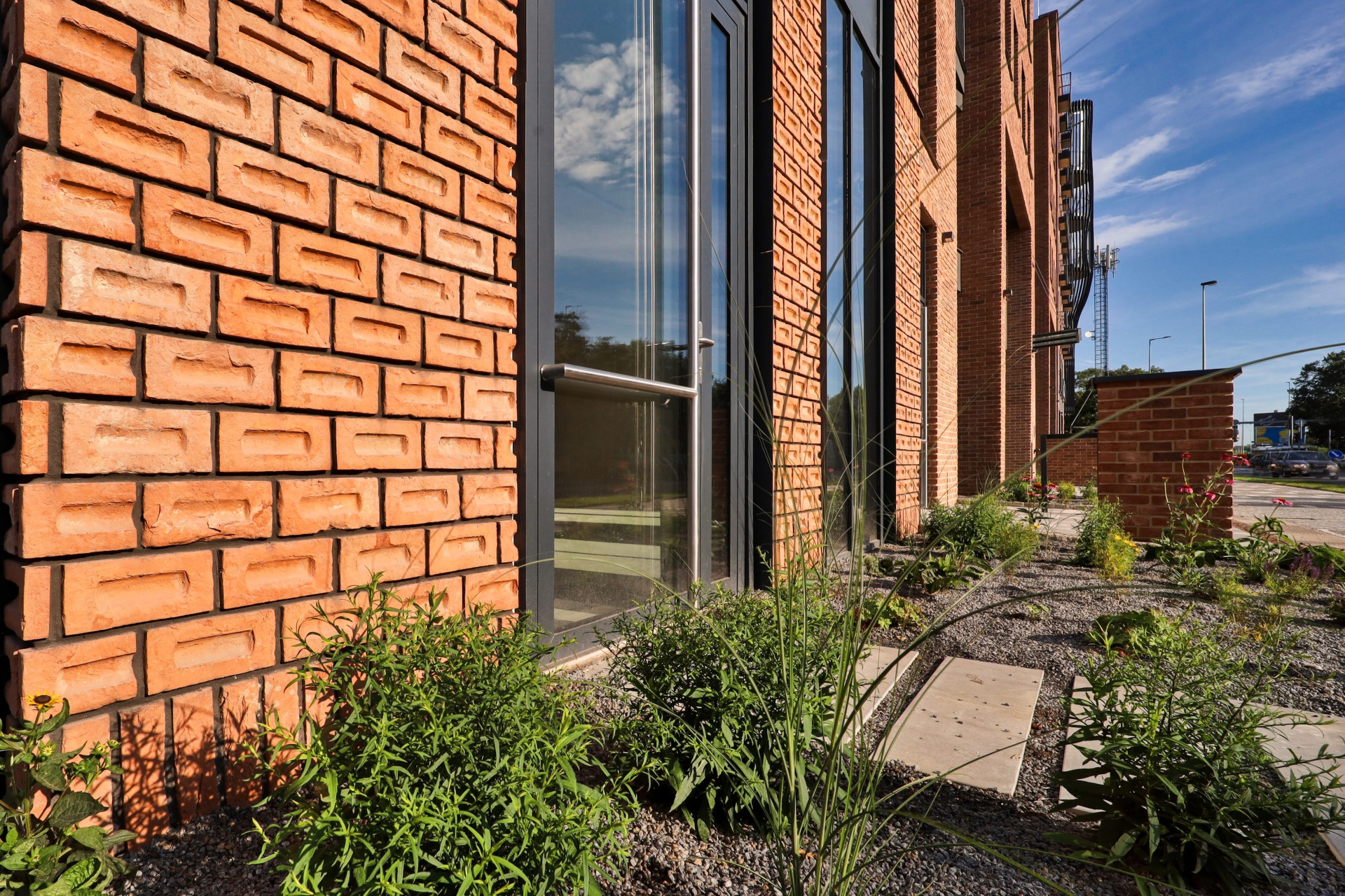 Na fasádách komplexu Lihovar najdeme různé typy cihelných pásků. Přispívají k rozmanitosti.