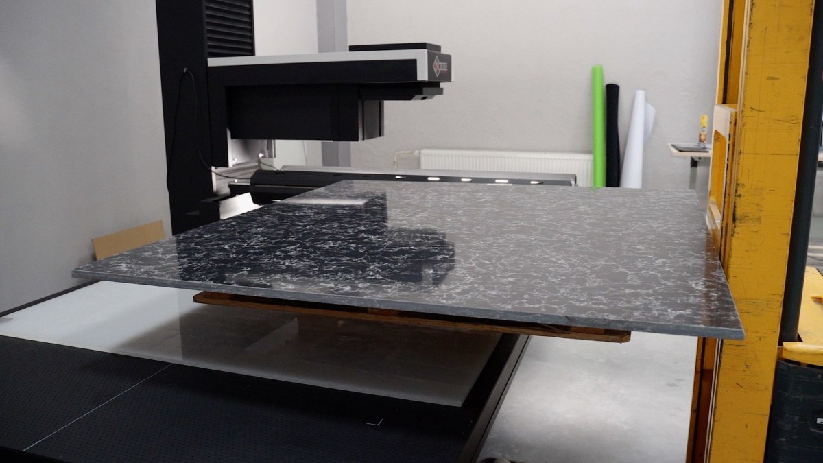 Skenování povrchu tvrzeného kamene TechniStone®, proces jehož výsledkem je hotový 3D model materiálu. (Pearl Lava, TechniStone®).