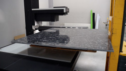 Skenování povrchu tvrzeného kamene TechniStone®, proces jehož výsledkem je hotový 3D model materiálu. (Pearl Lava, TechniStone®).