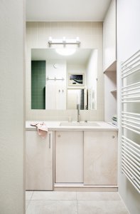 V chodbě a koupelně zůstala zachována například původní dlažba na podlaze. (Rekonstrukce bytu na Vinohradech, Markéta Bromová architekti)
