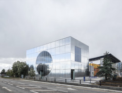 MK Gallery, 6a architects: fasáda proměnlivá jako batika