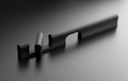 Madlo YES! s otvorem pro ovládání dvěma prsty a integrovaným WC zámkem. Povrch černý chrom broušený