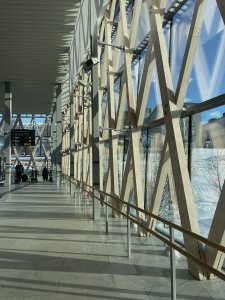 Vlastní zkušenost: Prostorovou strukturu ze dřeva chrání před povětrností skleněná fasáda. Díky tomu je po patnácti letech stále v dobré kondici. (Vlaková stanice Umeå Östra, White Arkitekter)