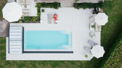 Interiérová designérka Jeanette Hammarstedtová spolu se svou rodinou svépomocí realizovala bazén s terasou.