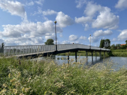 Podél Dolního města dříve vedly hradby. Dnes je u vodního příkopu nádherný park.