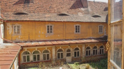 Kapucínský klášter v Žatci před obnovou.