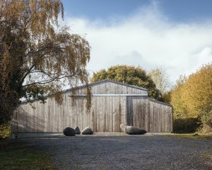 Stodola proměněná v sochařský ateliér od architekta Thomase Randall-Page