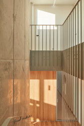 Rodinný dům u Pardubic, 0,5 Studio: Interiér v čase ožívá hrou světel a stínů.