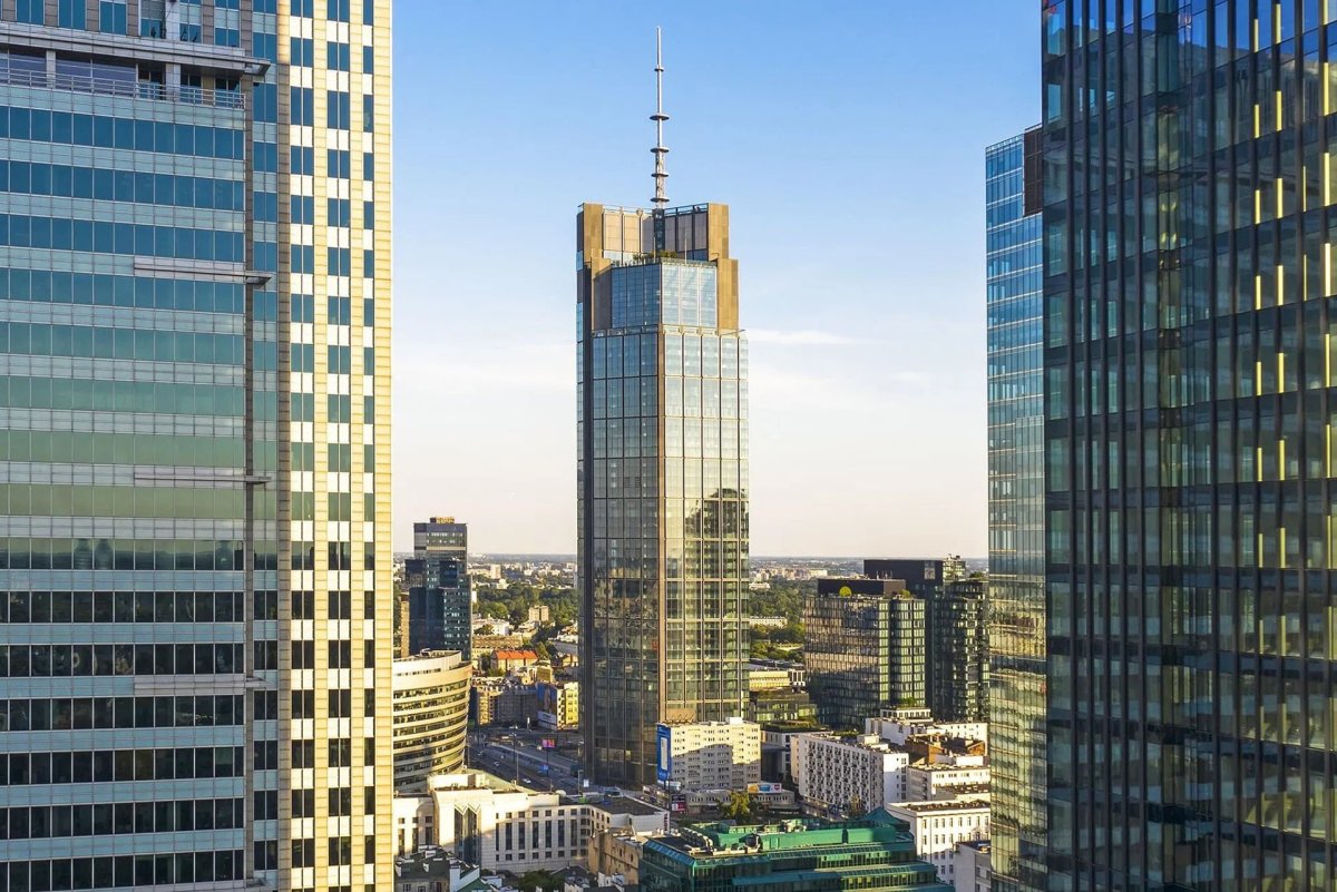 Věž Varso Tower v polské Varšavě navrhli architekti z uznávaného studia Foster + Partners. Je nejvyšší budovou v Evropské unii.