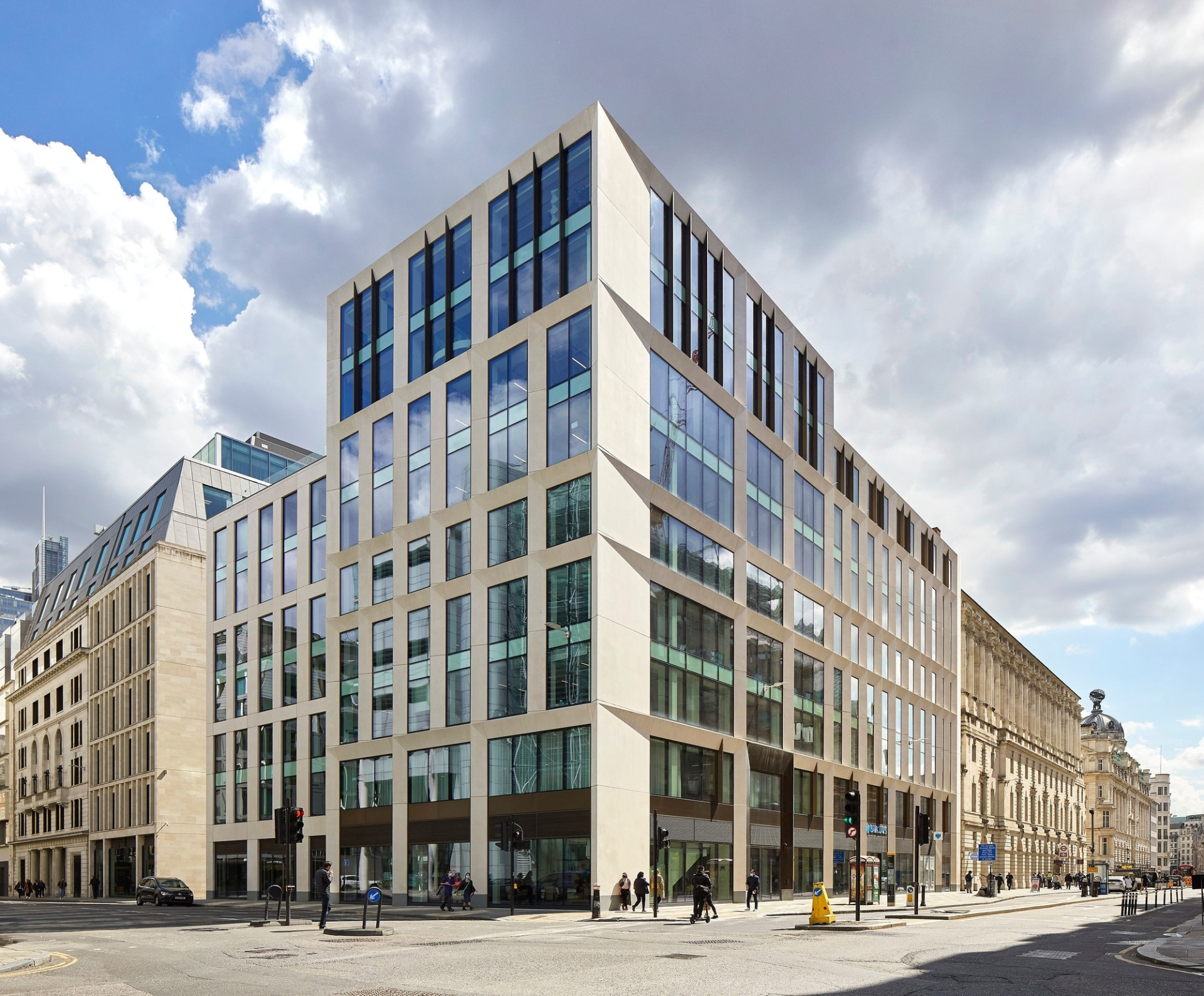 V centru Londýna přibyly dvě nové prosklené stavby, které jsou díky speciální izolační ochraně skla energeticky nenáročné.