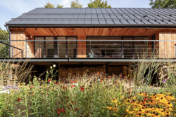 Dům stojí na obdélníkovém půdoryse a je zakončený sedlovou střechou.