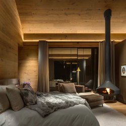 Osvětlení v obývací pokoj potřebuje různé úrovně světla, která umožňují pohodlné čtení, odpočinek i společné trávení času a zároveň dodávají místnosti pocit útulnosti a blízkosti.