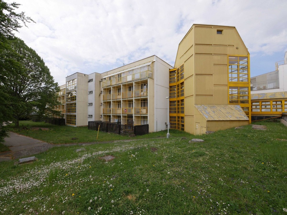 Domov pro seniory Bohnice, Praha, čp. 674 (Jan Línek, Vlado Milunić, 1972–1981) Divadlo pracujících Most, čp. 15 (Ivo Klimeš, 1979–1985)