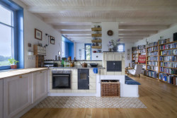 Dominantou velkorysé světnice jsou kachlová kamna s vyhřívanou lavicí