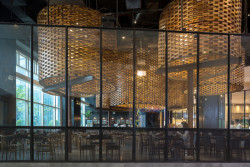 Prostor, kde je možné se schovat před ruchem ulic. (Restaurace Pizza 4P’s v Hanoji od česko – vietnamského studia ODDO)