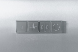 S motivem křižovatky pracovali architekti jako s ornamentem – objevuje se na obkladech stěn, nálepkách na vypínačích i svítidlech. (Kanceláře Pudis; studio COSMO)