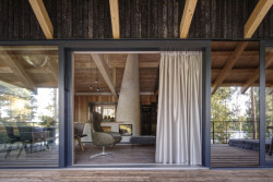 Interiéru dominuje krb - socha.
(Chata Spiegelbaude, A1 architects)