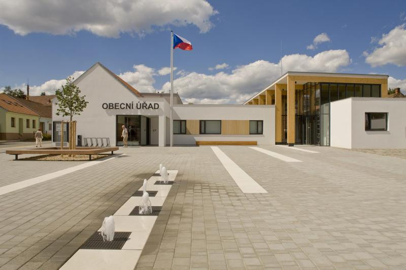 Revitalizace středu obce Bílovice nad Svitavou / P.P. Architects s.r.o. 