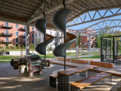 Přístřešek z bývalé garáže (mar.s architects, obnova Žitného mlýna v Boršově nad Vltavou)