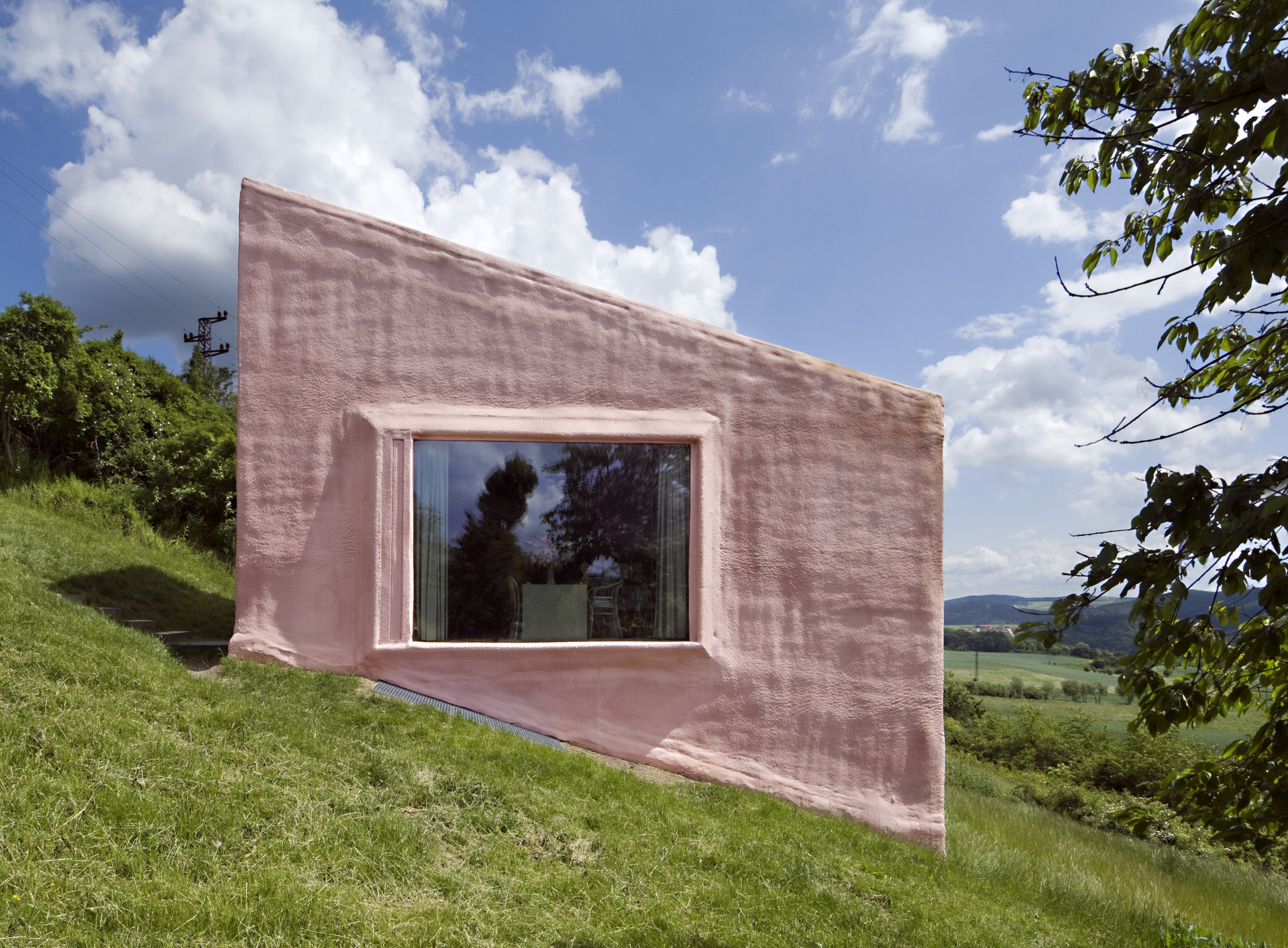 Kdyby Barbie měla chatu, byla by to Hermína. Utíkala by do ní z nikdy nespícího centra Barbie Landu. Aby byl každý den skvělý, potřebuje totiž člověk, i Barbie, čistou hlavu. (Vila Hermína, Jan Šépka, Tomáš Hradečný, Petr Hájek / HŠH architekti, 2000)