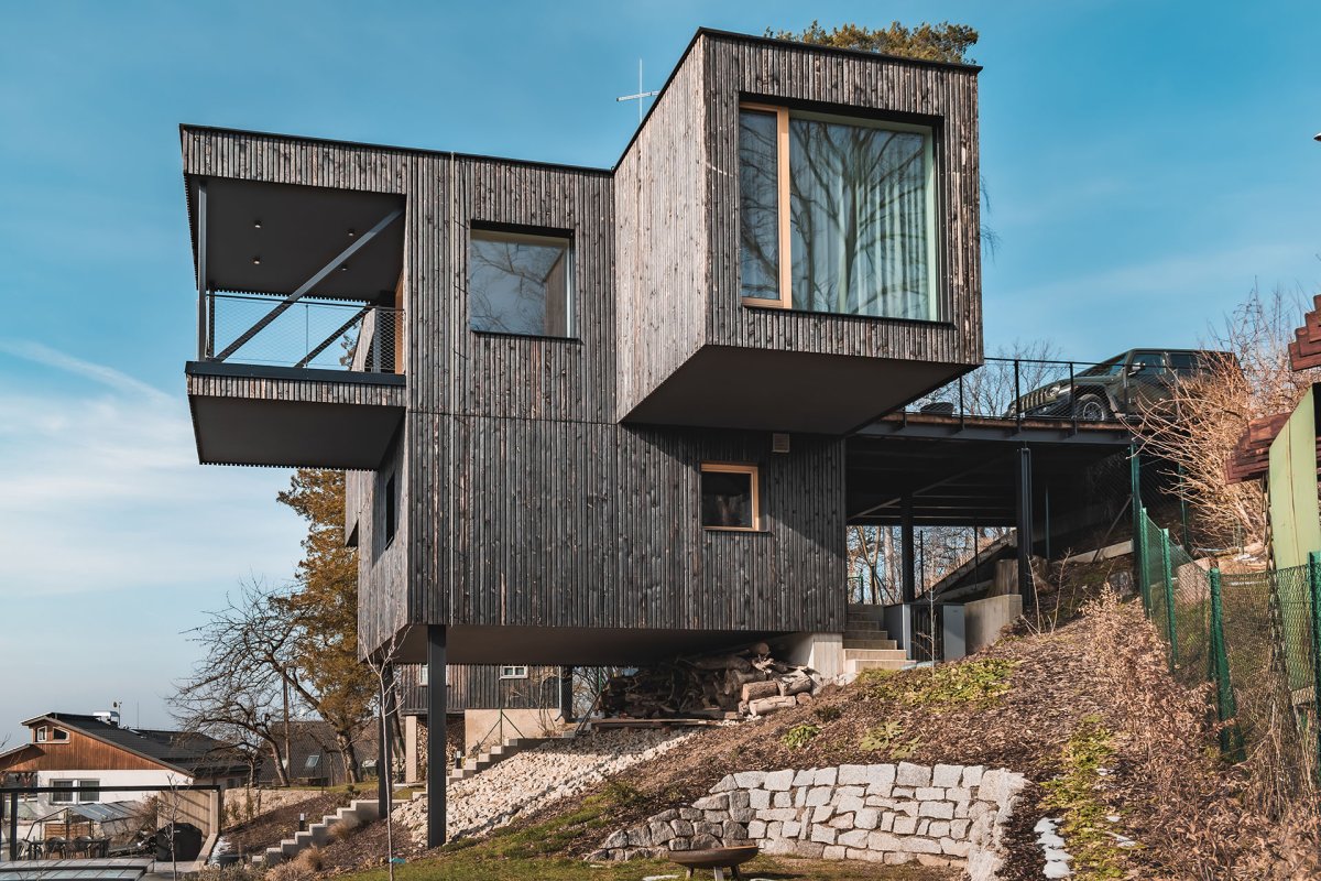 Spodní část domu je plochou menší, vzadu opřená o svah, vpředu stojí na dvou ocelových sloupech. (Dům Větrník v Ruprechticích od atakarchitekti)