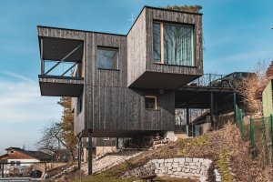 Spodní část domu je plochou menší, vzadu opřená o svah, vpředu stojí na dvou ocelových sloupech. (Dům Větrník v Ruprechticích od atakarchitekti)