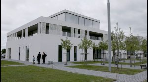 Obcení úřad v Palkovicích (snímek k filmu Muž, který sázel domy)
