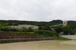 Památník navržený Tadaem Andem doplňuje komplex budov na japonském ostrově Awaji