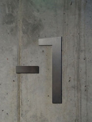 Návrh je promyšlený do detailu - na obrázku infografika ve společných prostorech. (Bytový dům Krušec, monom)