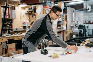 Dřevostavby ELK vznikají ve výrobním závodě v Schermsu nedaleko od česko-rakouské hranice. (ELK – rakouský dodavatel prefabrikovaných dřevostaveb)