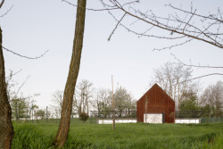 Dům má půdorys ve tvaru T. (Víkendový dům nad přehradou, NOIZ architekti)