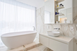 Kombinace bílé a zlaté působí harmonicky a dodává místu punc luxusu.