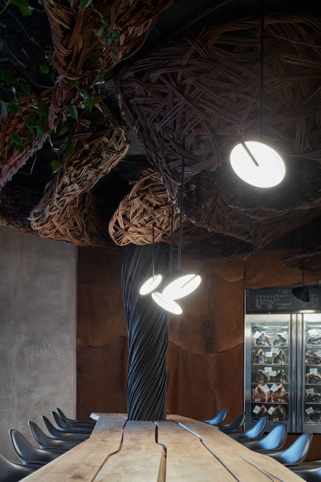 Steak Restaurant v prostorách bývalé STK autodílny, Komplits