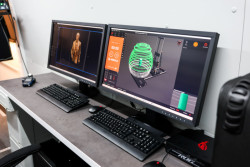 Mobilní digitalizační stanice Archa III vyslaná na Ukrajinu umožňuje přímo v terénu vytvářet detailní 3D záznamy ohrožených památek a sbírkových předmětů. (Archa III; Národní muzeum)